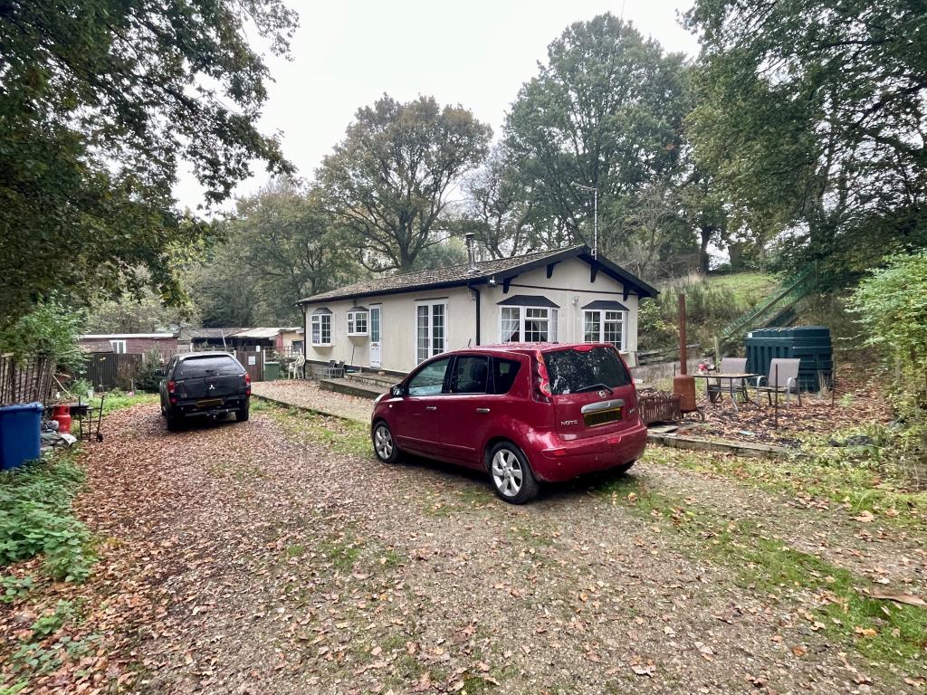 Lot: 135 - APPROXIMATELY 0.6 ACRE GYPSY/TRAVELLER SITE WITH PERMISSION FOR TWO UNITS - Parking area and hard standing